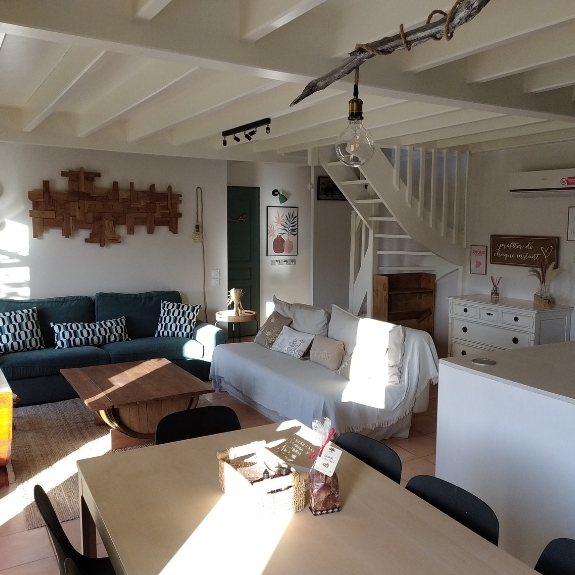 >
                                        </figure>
                                    </div>
                                    <div class=